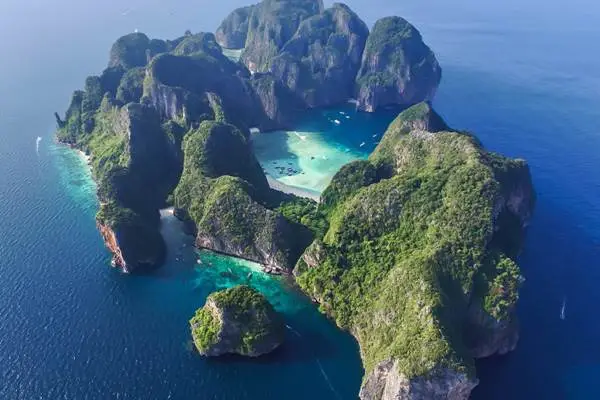 Speedboat departing Phuket for Phi Phi Leh Island on the Maya Bay and Khai Island tour