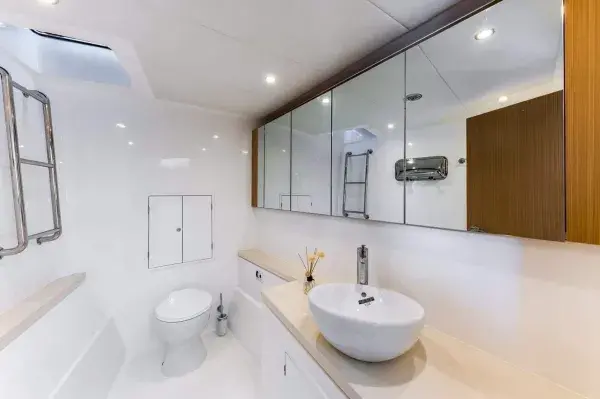 Modern bathroom aboard the Phi Phi Maya Bay Maiton luxury power catamaran