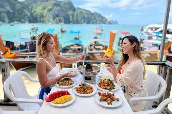 Lunch by the sea at Phi Phi Don during the Phi Phi James Bond Krabi 2 day tour from Phuket