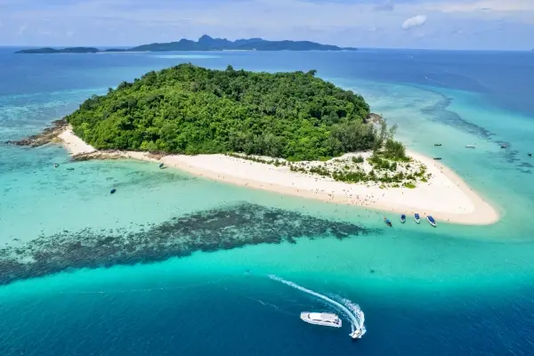 Bamboo Island beach and turquoise sea during the Phi Phi James Bond Krabi 2 day tour from Phuket