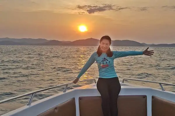 Traveler enjoying sunrise views from a speedboat during a Phi Phi Island tour from Phuket
