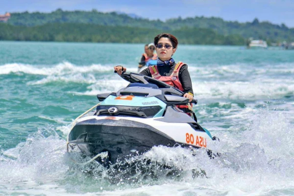 Jet Ski Tour Phuket Program G1 rider cruising on the guided island route